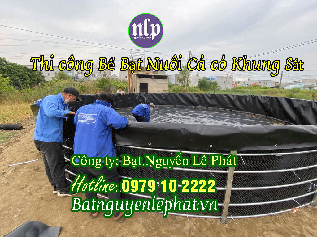 Màng HDPE được thi công chuyên nghiệp dưới đáy ao nuôi tôm, đảm bảo chống thấm tuyệt đối và giữ ổn định môi trường nước, góp phần tăng năng suất vụ nuôi.